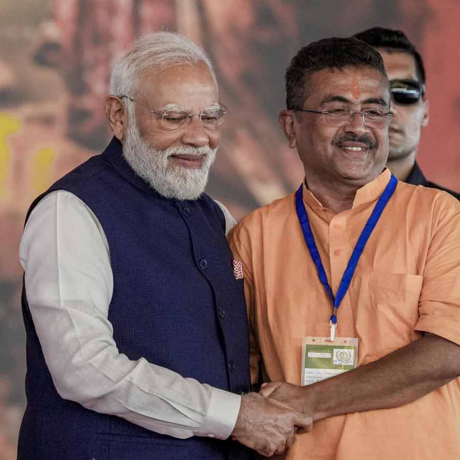 শনিবার ব্রিগেড প্যারেড গ্রাউন্ডে প্রধানমন্ত্রী নরেন্দ্র মোদীর সঙ্গে মুখ্যমন্ত্রী শুভেন্দু অধিকারী।