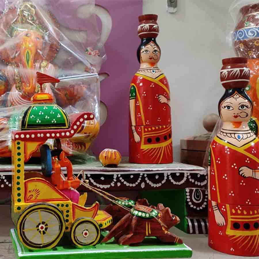শিল্পকর্ম: বেনারসের কাশ্মীরিগঞ্জে নির্মিত খোজওয়া-র কাঠের পুতুল।