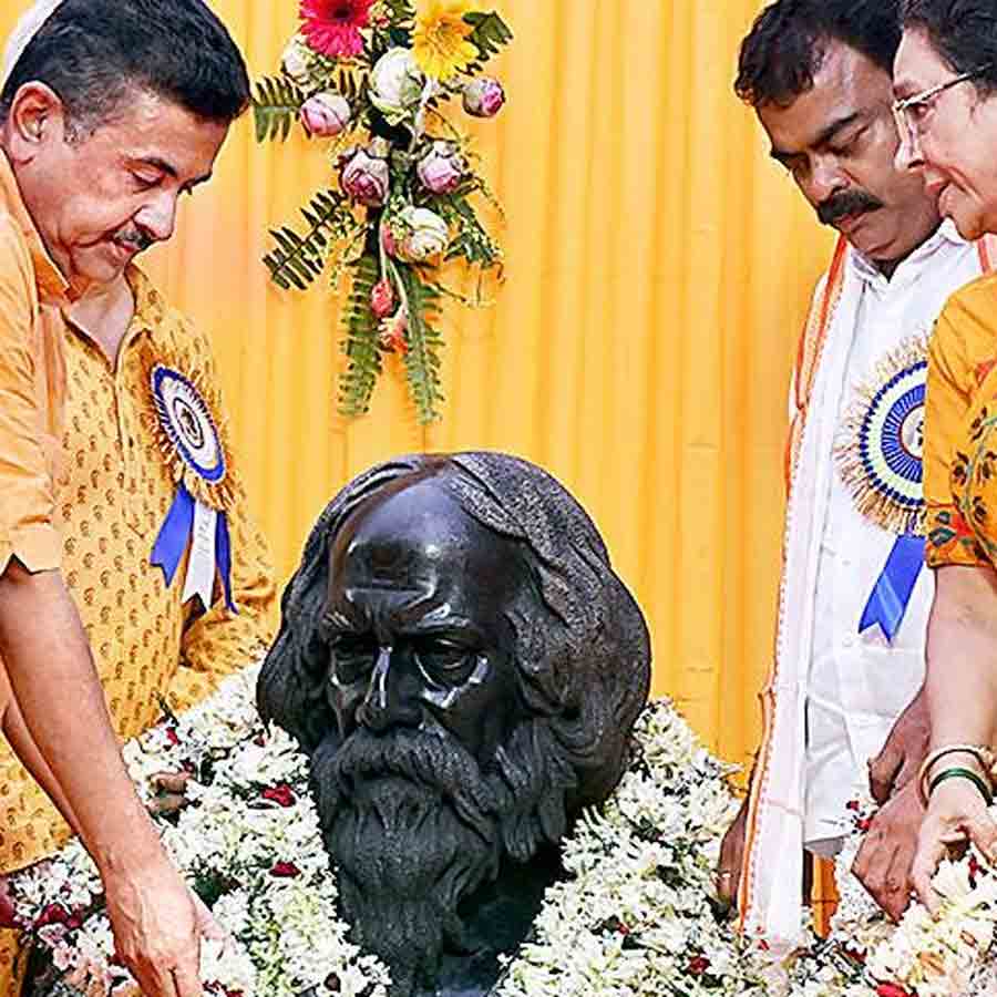 A ceremony to pay homage to Rabindranath Tagore was held at the Rabindra Sadan