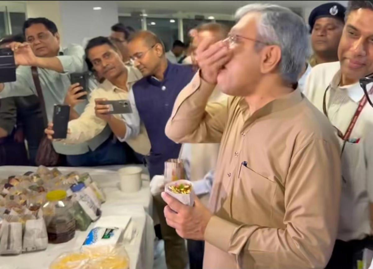 আস্বাদন: বাংলায় বিজেপির জয়ের আনন্দে ঝালমুড়ি খাচ্ছেন রেলমন্ত্রী অশ্বিনী বৈষ্ণব।