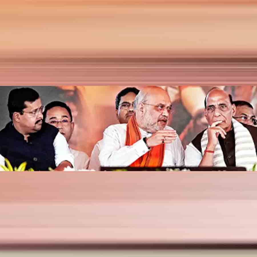 ব্রিগেডের মঞ্চে নিতিন নবীন, অমিত শাহ ও রাজনাথ সিংহ।