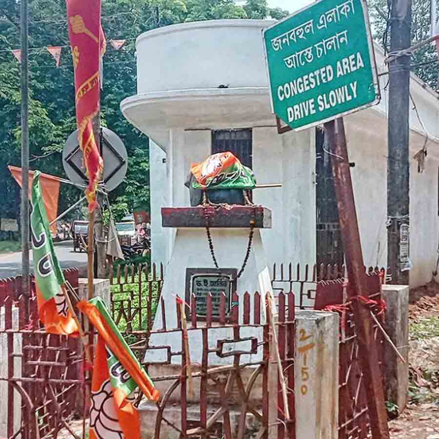 Lenin's statue was vandalized in Garhbeta