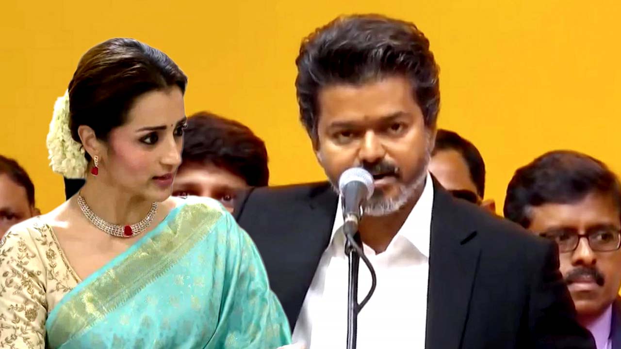 বিজয়ের শপথগ্রহণ অনুষ্ঠানে উপস্থিত তৃষা।