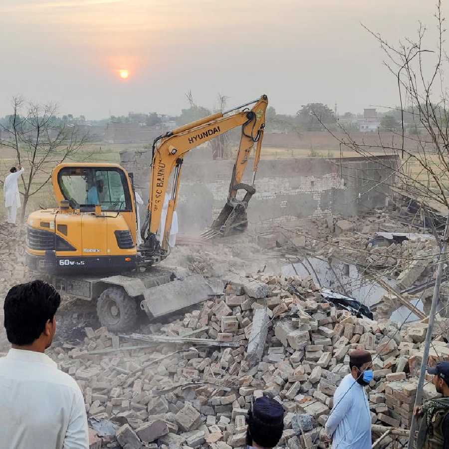 পাকিস্তানের খাইবার পাখতুনখোয়া প্রদেশে পুলিশ চৌকিতে আত্মঘাতী বিস্ফোরণ।