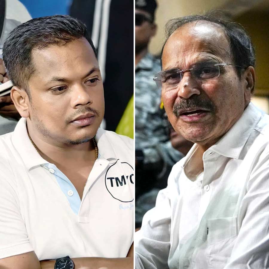 (বাঁ দিকে) বহরমপুরের ১৯ নম্বর ওয়ার্ডের কাউন্সিলর ভীষ্মদেব কর্মকার। কংগ্রেস নেতা অধীর চৌধুরী (ডান দিকে)।