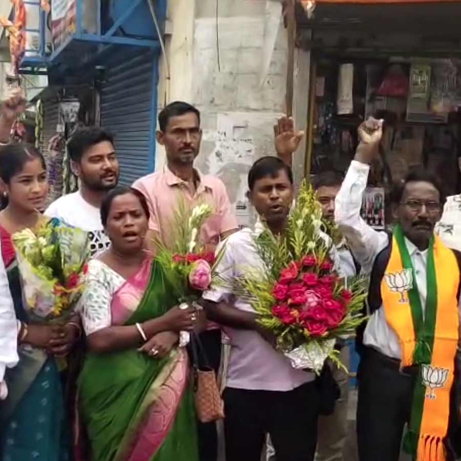 শান্তিকুঞ্জের বাইরে প্রতিবেশীদের ভিড়।