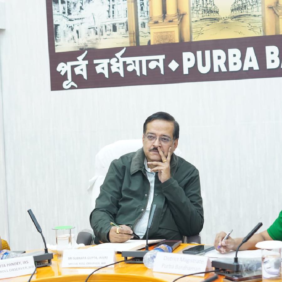 আইআইটি খড়্গপুরের ইলেকট্রনিক্স ইঞ্জিনিয়ারিং বিভাগের প্রাক্তনী সুব্রত ইউপিএসসি পরীক্ষায় গোটা দেশে চতুর্থ স্থান পেয়েছিলেন। ক্ষেপণাস্ত্র সংক্রান্ত বিষয়ে পিএইচডি করতে করতেই ওই পরীক্ষা দেন তিনি। ফলে কিছুটা থমকে যায় তাঁর গবেষণার কাজ। তবে হাল ছাড়েননি এই দুঁদে বাঙালি আমলা। অতিরিক্ত জেলাশাসক থাকাকালীন পিএইচডি শেষ করেন তিনি। বিশিষ্ট বিজ্ঞানী তথা প্রয়াত সাবেক রাষ্ট্রপতি এপিজে আব্দুল কালামের নেতৃত্ব একটি গবেষণা প্রকল্পে কাজ করার অভিজ্ঞতাও আছে তাঁর।