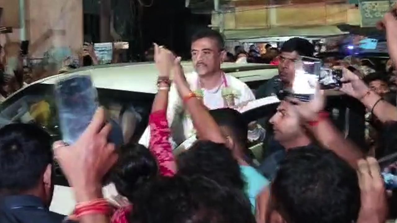 শান্তিকুঞ্জের সামনে শুভেন্দু অধিকারীকে ঘিরে প্রতিবেশীদের ভিড়।