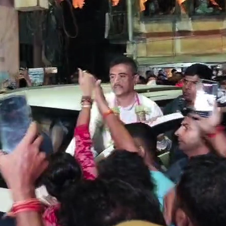 শান্তিকুঞ্জের সামনে শুভেন্দু অধিকারীকে ঘিরে প্রতিবেশীদের ভিড়।