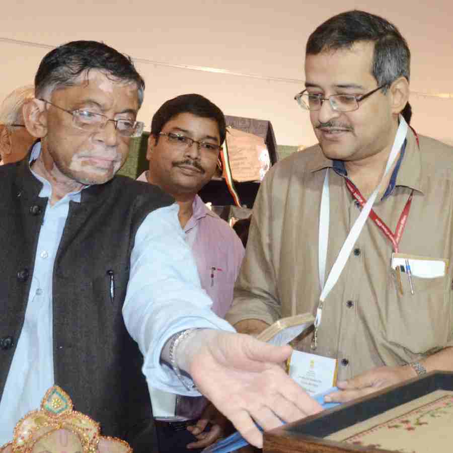 ঘাসফুল শিবির সুব্রতের কর্মদক্ষতা নিয়ে ‘বাঁকা’ কথা বললেও তাঁকে পদ থেকে সরায়নি কমিশন। উল্টে এসআইআরের কাজে বিশেষ রোল পর্যবেক্ষক হিসাবে তাঁর ভূমিকায় যথেষ্ট সন্তুষ্ট ছিল কমিশন। ফলে রাজ্যের বিধানসভা ভোটে বিশেষ পর্যবেক্ষকের দায়িত্ব পান তিনি। তাঁর নেতৃত্বে সেখানেও নজরকাড়া সাফল্য পেয়েছে কমিশন।
