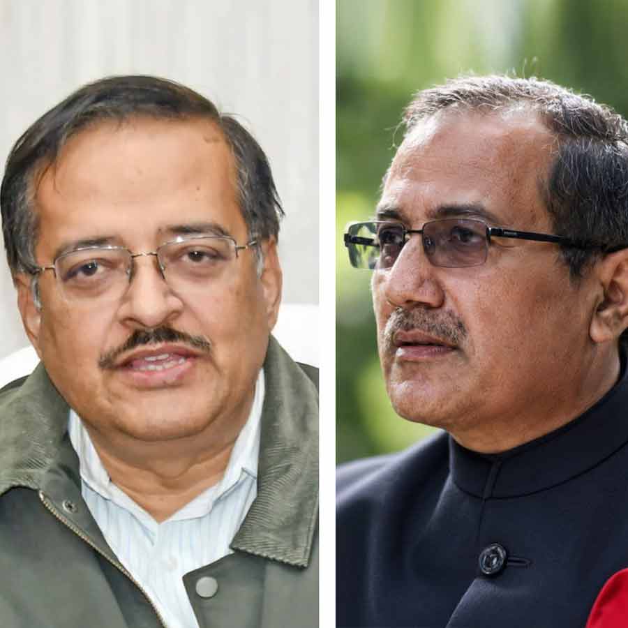 ২০২৫ সালে কর্মজীবন থেকে অবসর নেন সুব্রত গুপ্ত। গত অক্টোবরে নির্বাচন কমিশন এ রাজ্যে শুরু করে বিশেষ নিবিড় সংশোধন বা এসআইআর (স্পেশাল ইনটেনসিভ রিভিশন)। ওই সময় সুব্রতকে বিশেষ রোল পর্যবেক্ষক হিসাবে নিয়োগ করে তারা। অচিরেই কমিশনের চোখ-কান হয়ে ওঠেন তিনি। যদিও ওই সময় তাঁর ভূমিকা নিয়ে প্রশ্ন তোলে তৎকালীন শাসকদল তৃণমূল।