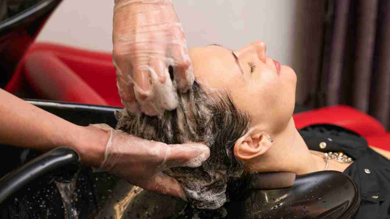নানা রকম হেয়ার থেরাপি হয় কলকাতাতেও।