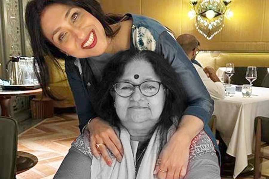 ঋতুপর্ণা সেনগুপ্ত আর তাঁর মা।