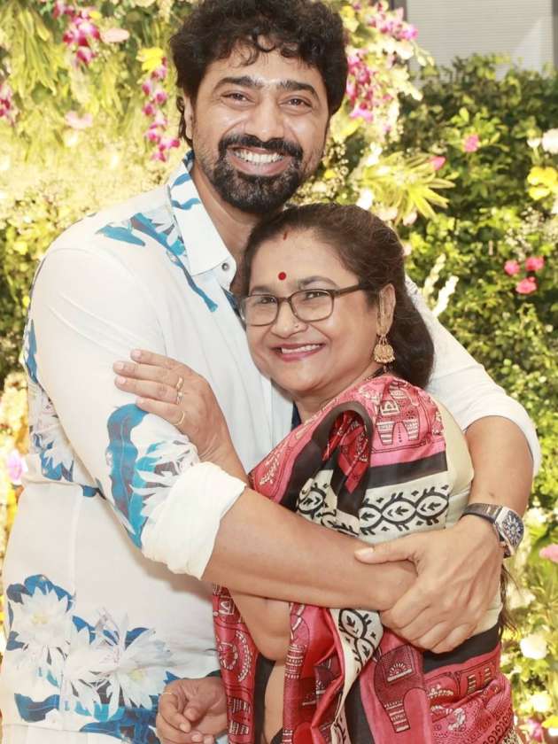দেব আর তাঁর মা।