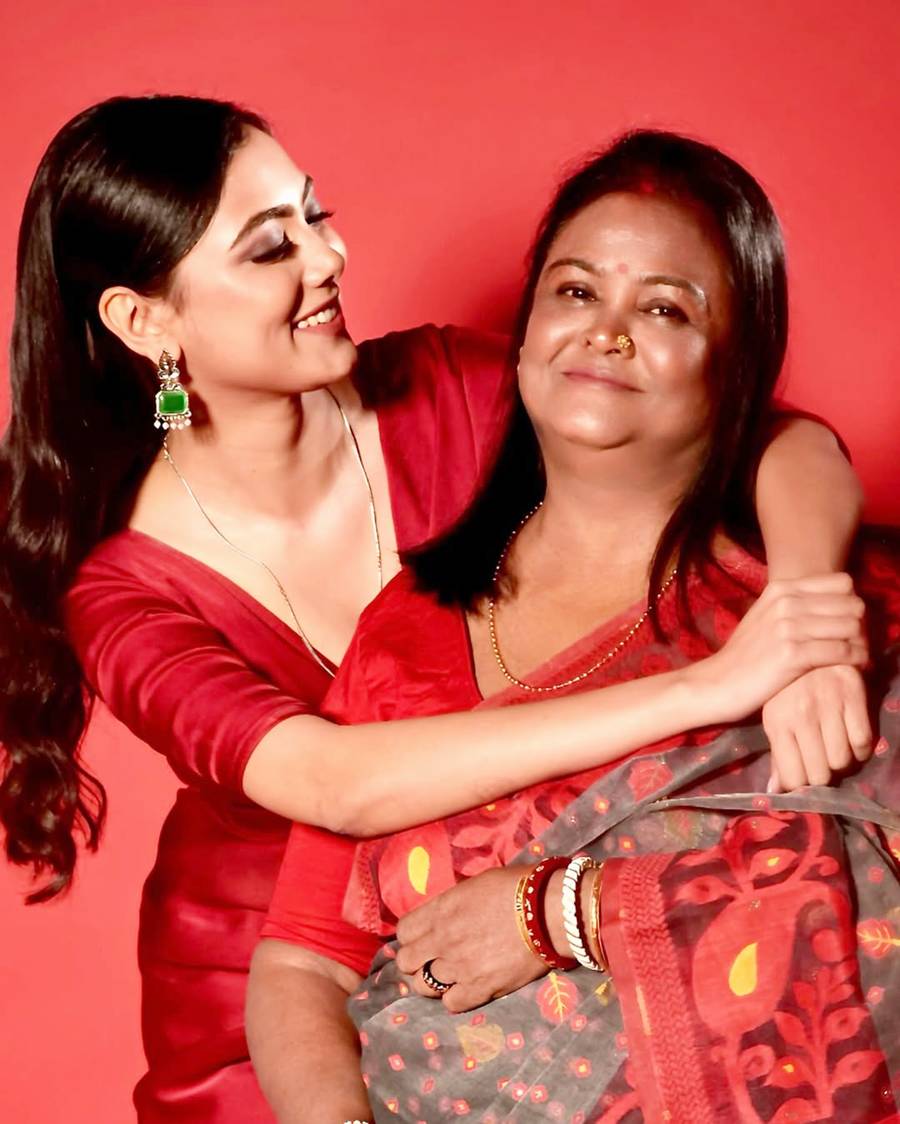 ইধিকা পালের সঙ্গে তাঁর মা।