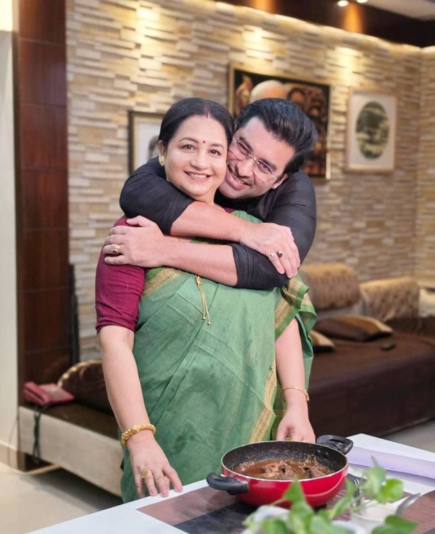 মায়ের সঙ্গে অঙ্কুশ হাজরা।