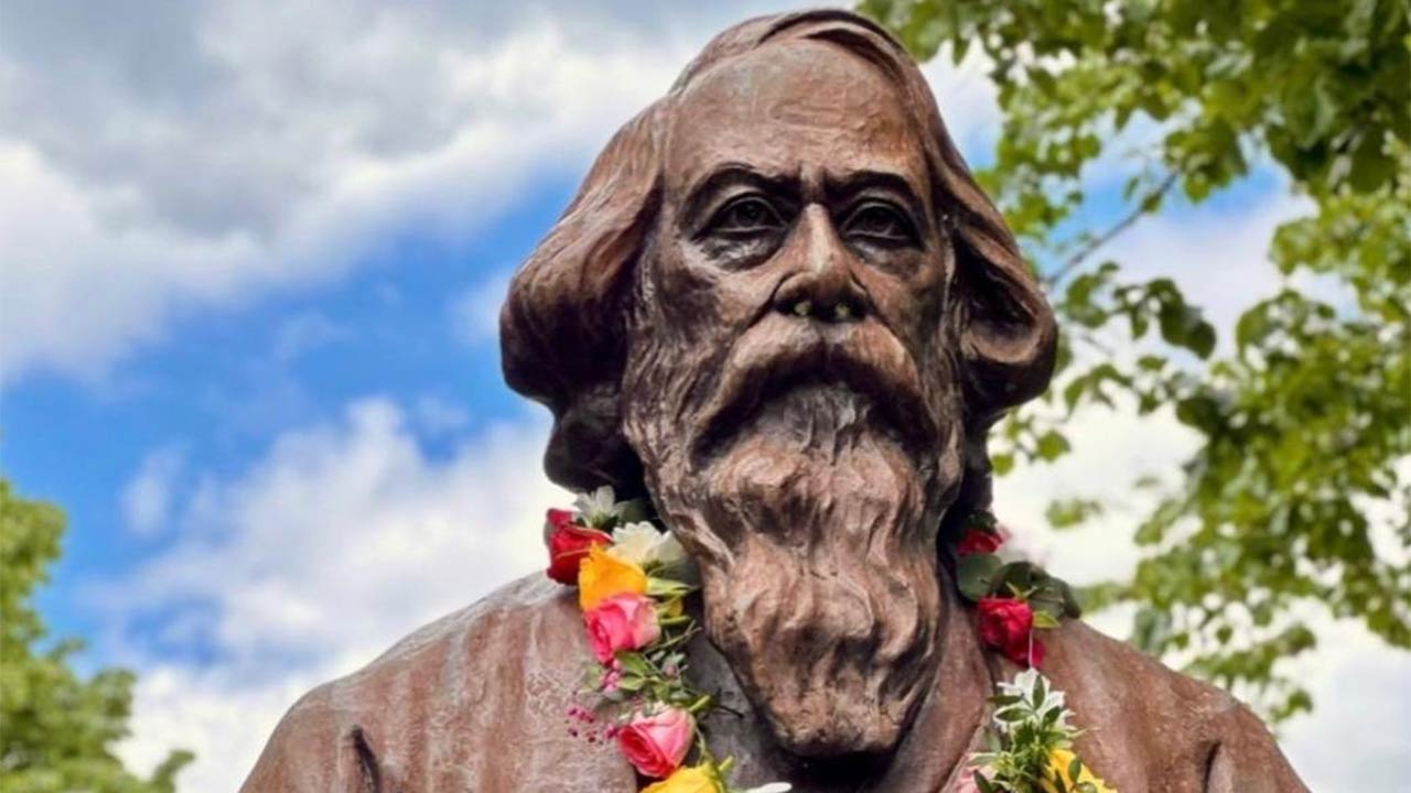 ২৫ বৈশাখ প্রাগের ঠাকুরভা স্কোয়ারে রবীন্দ্রনাথ ঠাকুরের মূর্তি।