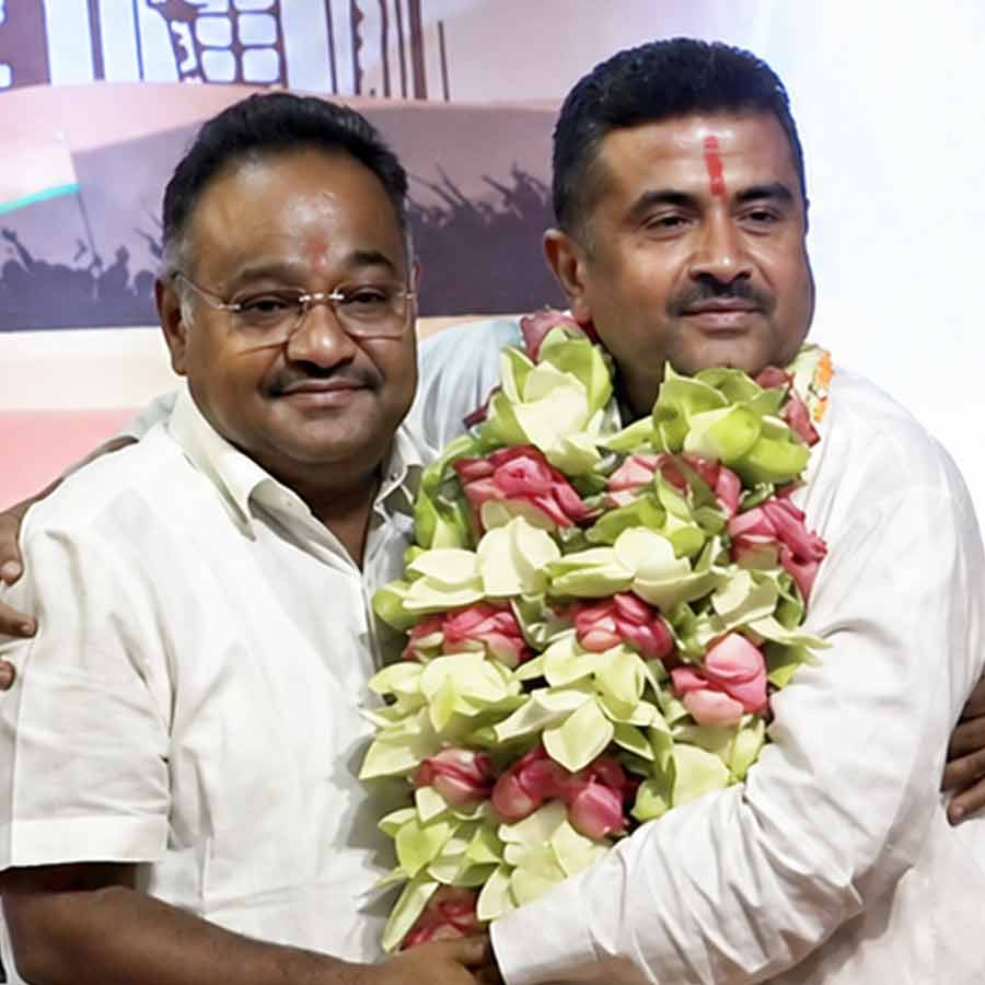 CM Suvendu Adhikari meets BJP state president Samik Bhattacharya in Salt Lake before cabinet meeting dgtl