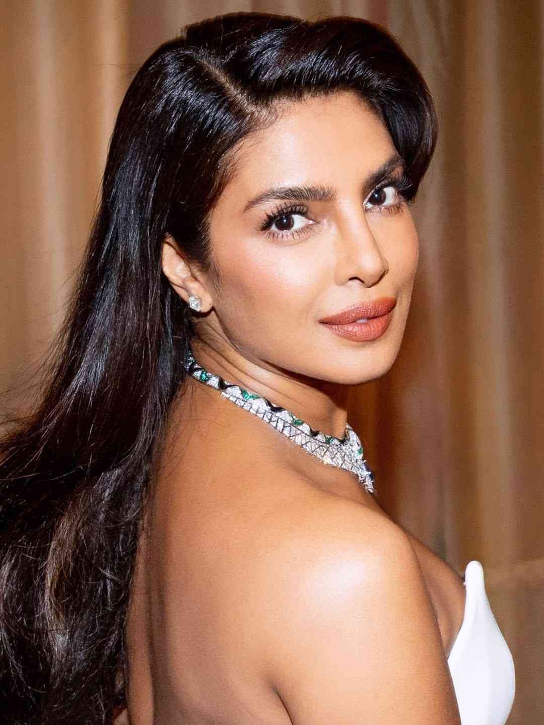 ২০০০ সালে বিশ্বসুন্দরীর প্রতিযোগিতায় বিজয়ী হয়েছিলেন প্রিয়ঙ্কা। ‘সেরা সুন্দরী’র খেতাব জয় করার ফলে রাতারাতি বিনোদনজগতের নজরে পড়েছিলেন তিনি। বলিউডের কয়েক জন ছবিনির্মাতা প্রিয়ঙ্কাকে তাঁদের ছবিতে অভিনয়ের জন্য প্রস্তাবও দিতে শুরু করেছিলেন।