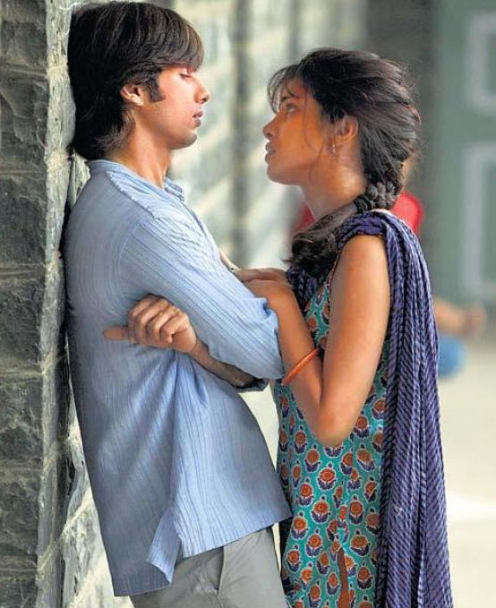 বলি অভিনেতা শাহিদ কপূরের সঙ্গেও নাম জড়িয়ে পড়েছিল প্রিয়ঙ্কার। ‘কামিনে’, ‘তেরি মেরি কহানি’ নামের একাধিক হিন্দি ছবিতে একসঙ্গে অভিনয় করেছিলেন দু’জনে। ২০১১ সালে অভিনেত্রীর বাড়িতে আয়কর বিভাগের আধিকারিকেরা তল্লাশি অভিযানে এলে প্রিয়ঙ্কার সাহায্যের জন্য তৎক্ষণাৎ সেখানে হাজির হয়েছিলেন শাহিদ। পরে অবশ্য প্রিয়ঙ্কা জানিয়েছিলেন যে, শাহিদ তাঁর খুব ভাল বন্ধু এবং তাঁর বাড়ি থেকে মাত্র তিন মিনিটের দূরত্বে থাকতেন বলেই শাহিদকে ফোন করে ডেকেছিলেন তিনি।