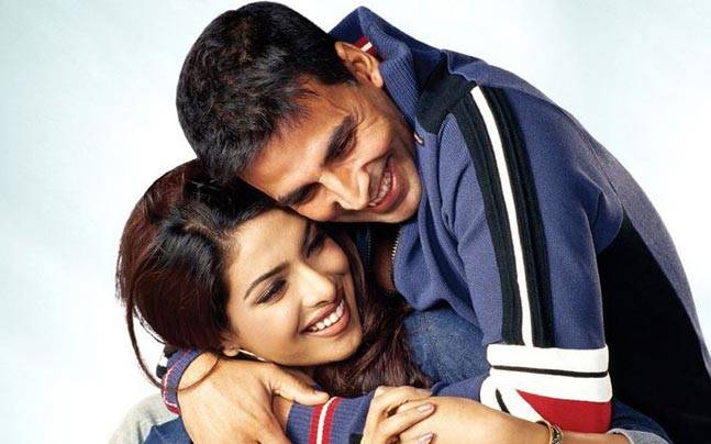 ‘আন্দাজ়’, ‘মুঝসে শাদি করোগি’ এবং ‘এইতরাজ’-এর মতো একাধিক সুপারহিট ছবিতে কাজ করতে গিয়ে বলিউডের ‘খিলাড়ি’ অক্ষয় কুমারের সঙ্গে প্রিয়ঙ্কার রসায়ন জমে ওঠে বলে শোনা যেতে থাকে। বলিপাড়ায় গুঞ্জন উঠেছিল যে, প্রিয়ঙ্কার সঙ্গে বিবাহ-বহির্ভূত সম্পর্কে জড়িয়ে পড়েছিলেন অক্ষয়। সেই খবর অক্ষয়ের স্ত্রী টুইঙ্কল খন্নার কাছে পৌঁছোতেই তিনি প্রিয়াঙ্কার সঙ্গে কাজ করতে নিষেধ করে দেন অক্ষয়কে। তার পর থেকে কোনও ছবিতে একসঙ্গে দেখা যায়নি দুই তারকাকে।