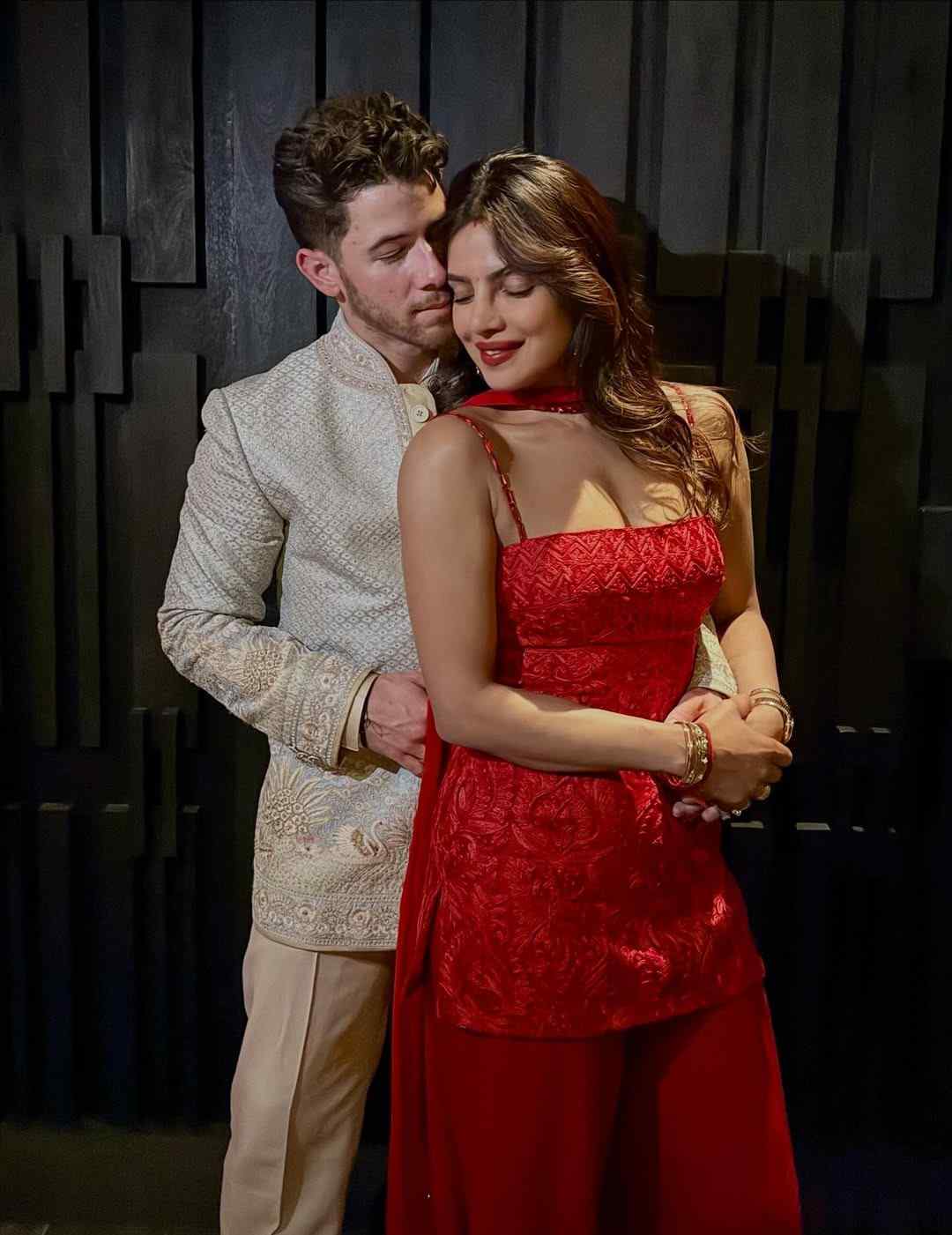 ২০১৮ সালের ডিসেম্বরে আমেরিকার জনপ্রিয় পপ তারকা ও অভিনেতা নিক জোনাসকে বিয়ে করেন প্রিয়ঙ্কা। বিয়ের তিন বছরের মাথায় কন্যাসন্তানের জন্ম দেন অভিনেত্রী। বহু বছর ধরে কোনও হিন্দি ছবিতে অভিনয় করতে দেখা যায়নি প্রিয়ঙ্কাকে।