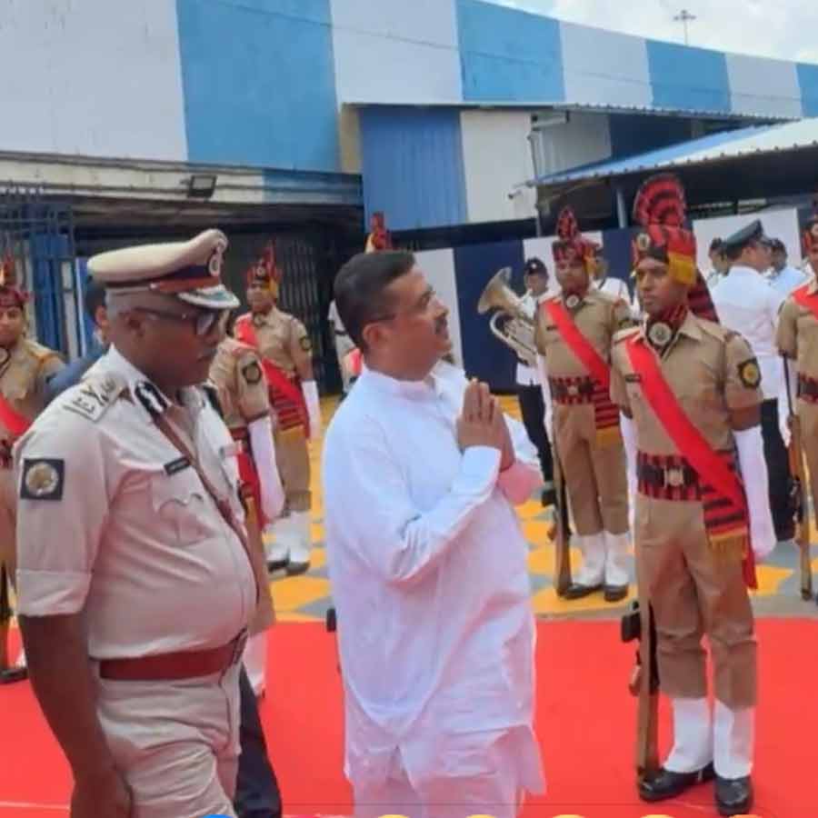 নবান্নে গার্ড অফ অনার দেওয়া হল মুখ্যমন্ত্রী শুভেন্দু অধিকারীকে।