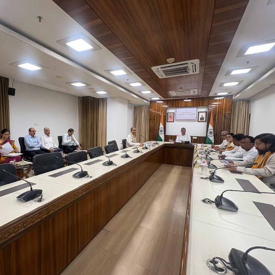 চলছে শুভেন্দু মন্ত্রিসভার প্রথম বৈঠক। উপস্থিত রয়েছেন মুখ্যমন্ত্রী শুভেন্দু অধিকারী-সহ মোট ছয় মন্ত্রী।