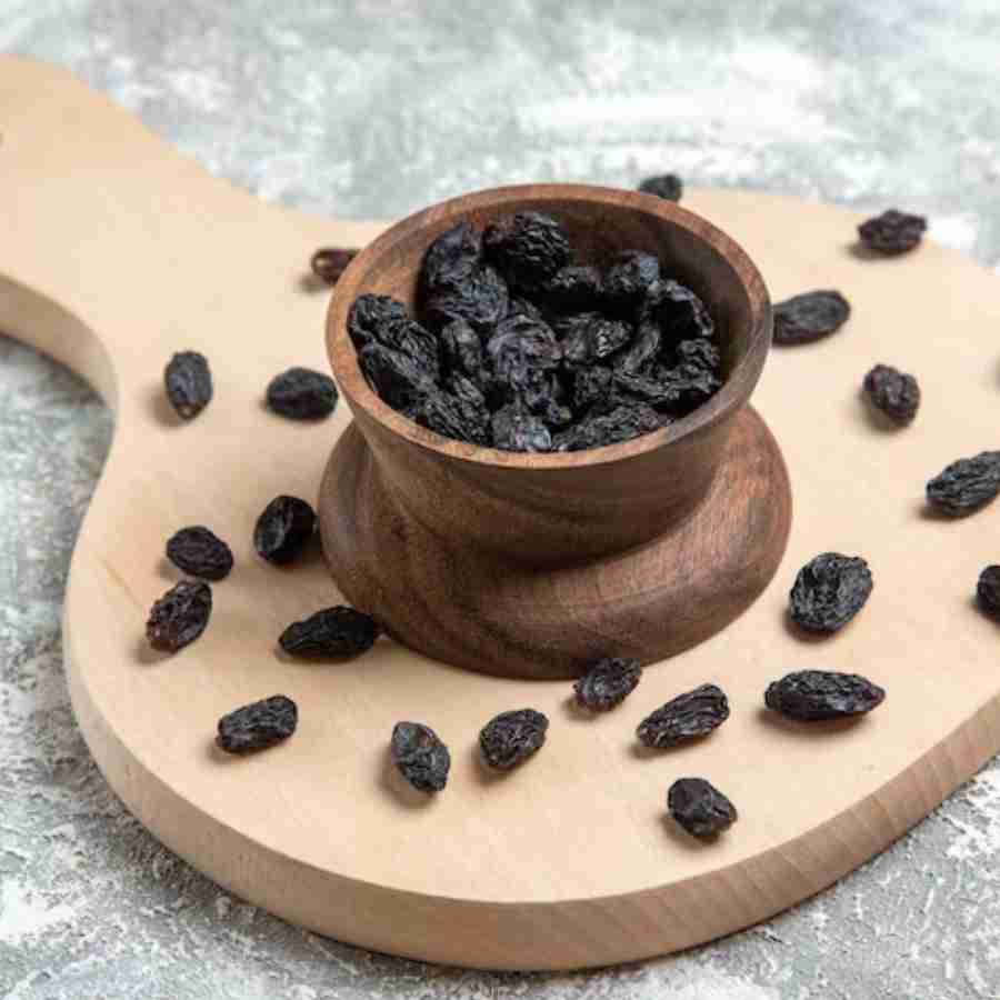 চুল পাকার সমস্যা দূর করবে কালো কিশমিশ।