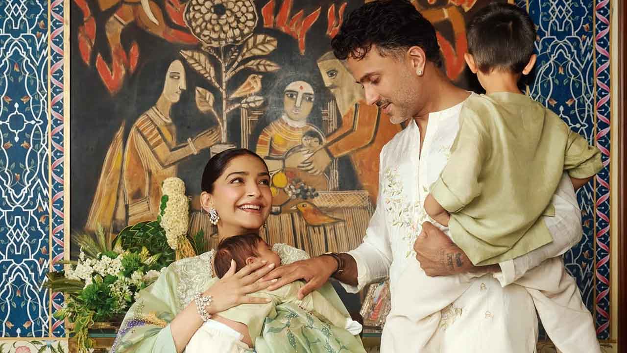 দুই ছেলে এবং স্বামীর সঙ্গে সোনম কপূর।