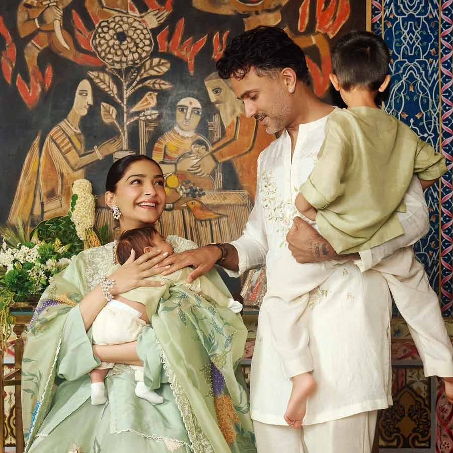 দুই ছেলে এবং স্বামীর সঙ্গে সোনম কপূর।