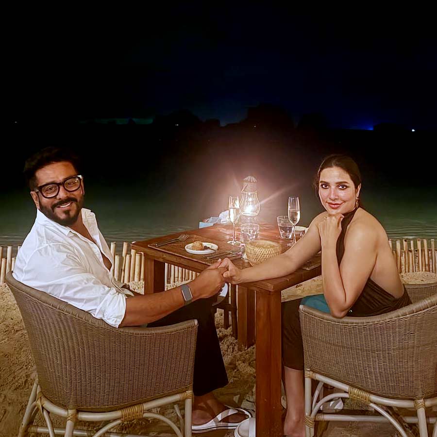 বিশেষ নৈশভোজে যুগলে। 