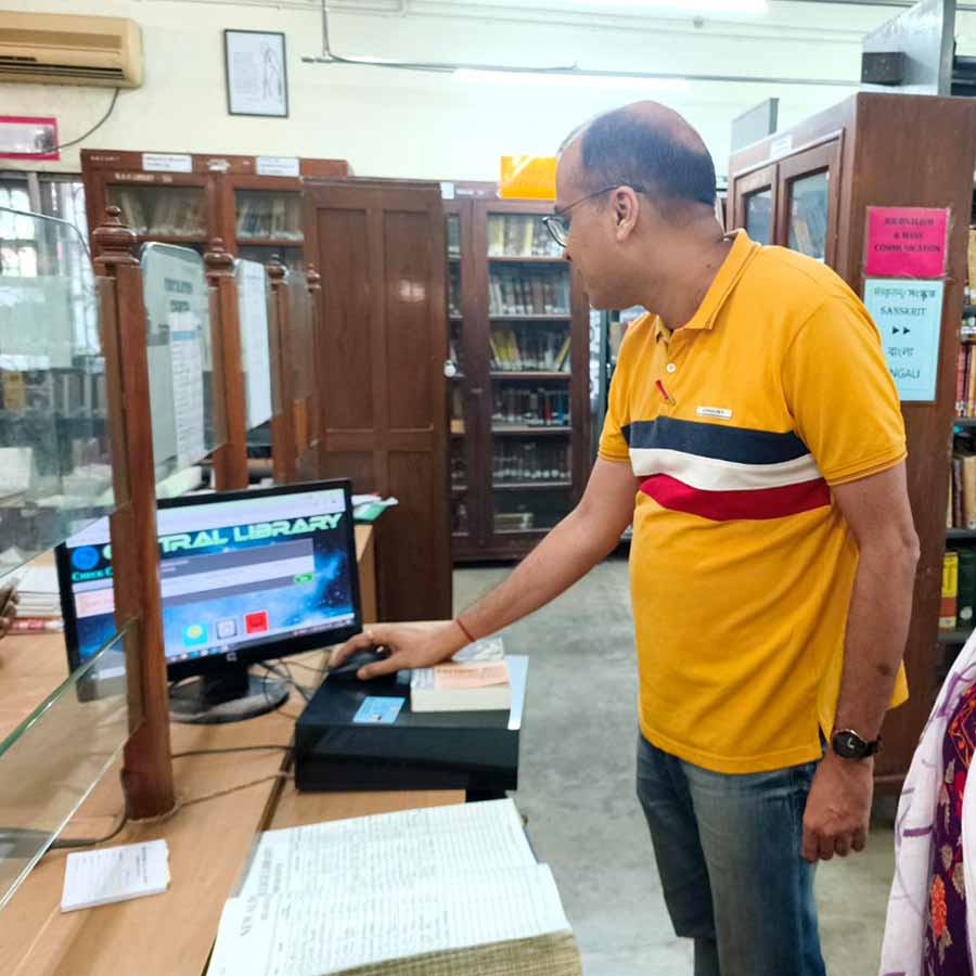 Librarians’ Workload Shrinks as Automated Book Dispensing Machines Introduced in Kolkata Colleges dgtl