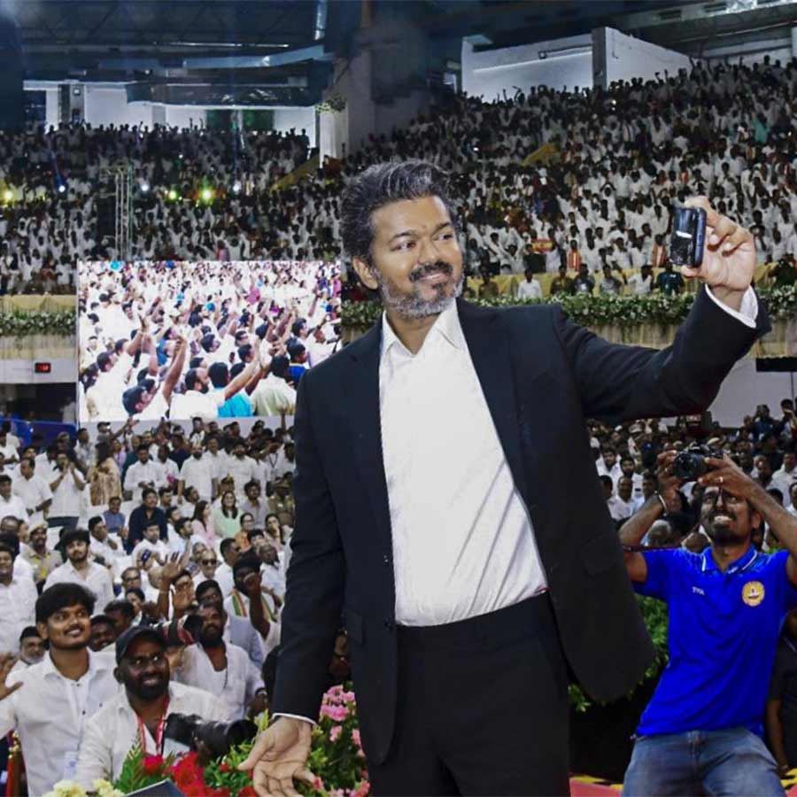 নেতা: উপস্থিত সমর্থকদের সঙ্গে নিজস্বী তুলছেন তামিলনাড়ুর সদ্য-নির্বাচিত মুখ্যমন্ত্রী বিজয়। ১০ মে, চেন্নাই।