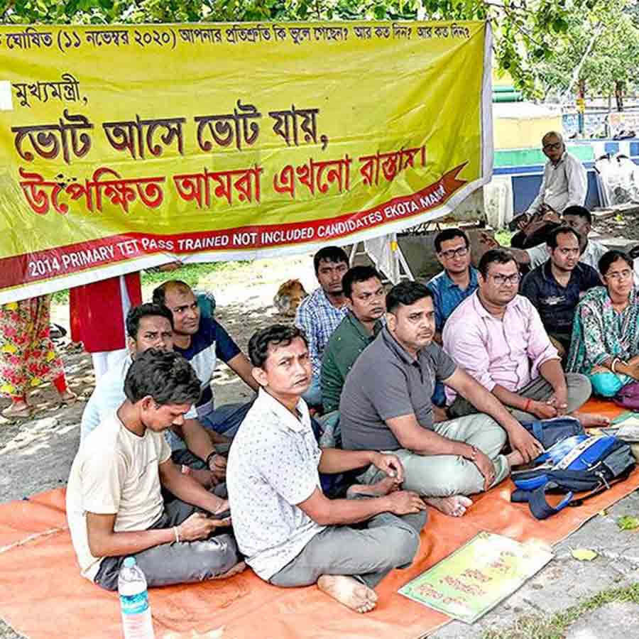 মাতঙ্গিনী হাজরার মূর্তির নীচে নতুুন ভাবে জমছে চাকরিপ্রার্থীদের ভিড়।