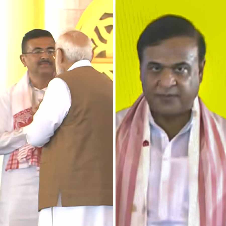 (বাঁ দিকে) গুয়াহাটিতে হিমন্ত বিশ্বশর্মার শপথগ্রহণে পশ্চিমবঙ্গের মুখ্যমন্ত্রী শুভেন্দু অধিকারীর সঙ্গে কথা বলছেন প্রধানমন্ত্রী নরেন্দ্র মোদী। শপথবাক্য পাঠ করছেন অসমের মুখ্যমন্ত্রী হিমন্ত বিশ্বশর্মা।