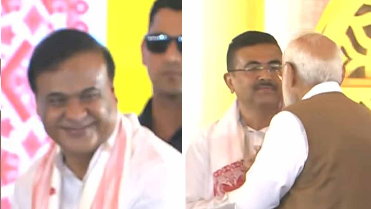 (বাঁ দিকে) শপথবাক্য পাঠ করছেন অসমের মুখ্যমন্ত্রী হিমন্ত বিশ্বশর্মা। গুয়াহাটিতে হিমন্তের শপথগ্রহণে পশ্চিমবঙ্গের মুখ্যমন্ত্রী শুভেন্দু অধিকারীর সঙ্গে কথা বলছেন প্রধানমন্ত্রী নরেন্দ্র মোদী (ডান দিকে)।