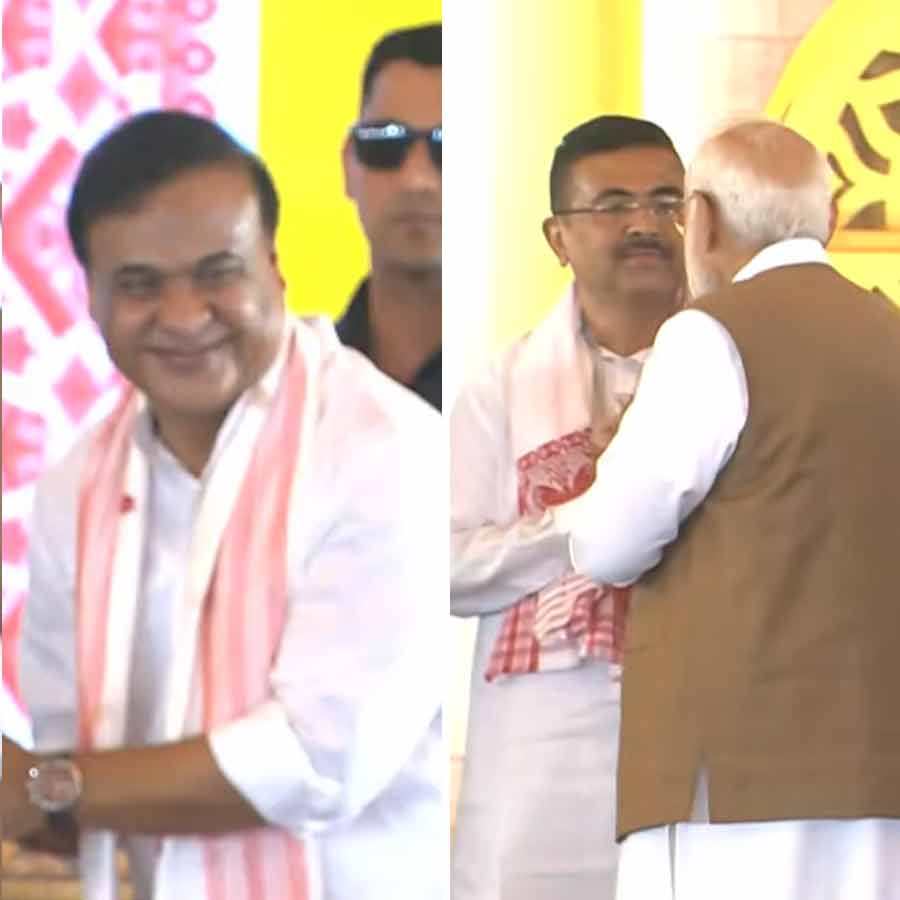 (বাঁ দিকে) শপথবাক্য পাঠ করছেন অসমের মুখ্যমন্ত্রী হিমন্ত বিশ্বশর্মা। গুয়াহাটিতে হিমন্তের শপথগ্রহণে পশ্চিমবঙ্গের মুখ্যমন্ত্রী শুভেন্দু অধিকারীর সঙ্গে কথা বলছেন প্রধানমন্ত্রী নরেন্দ্র মোদী (ডান দিকে)।
