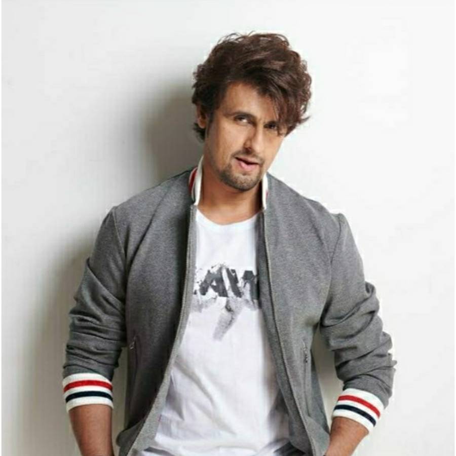 Sonu Nigam’s Fan Jumps On Stage During Kolhapur Concert dgtl