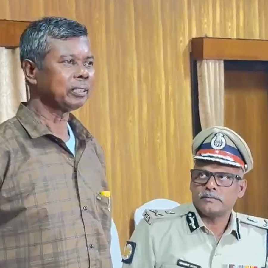 Police arrests a Maoist Leader in Kolkata, another Maoist surrenders dgtl