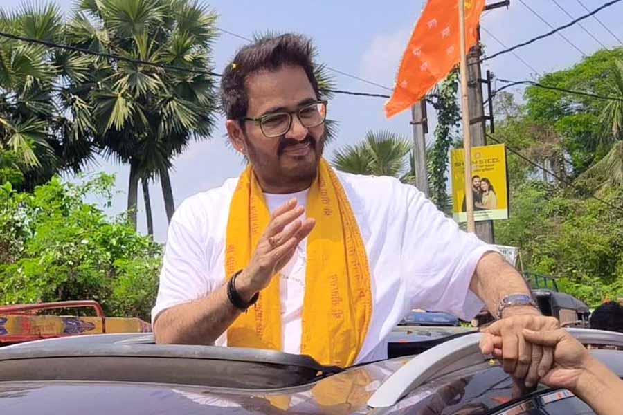নির্বাচনী প্রচারের ফাঁকে হিরণ। 