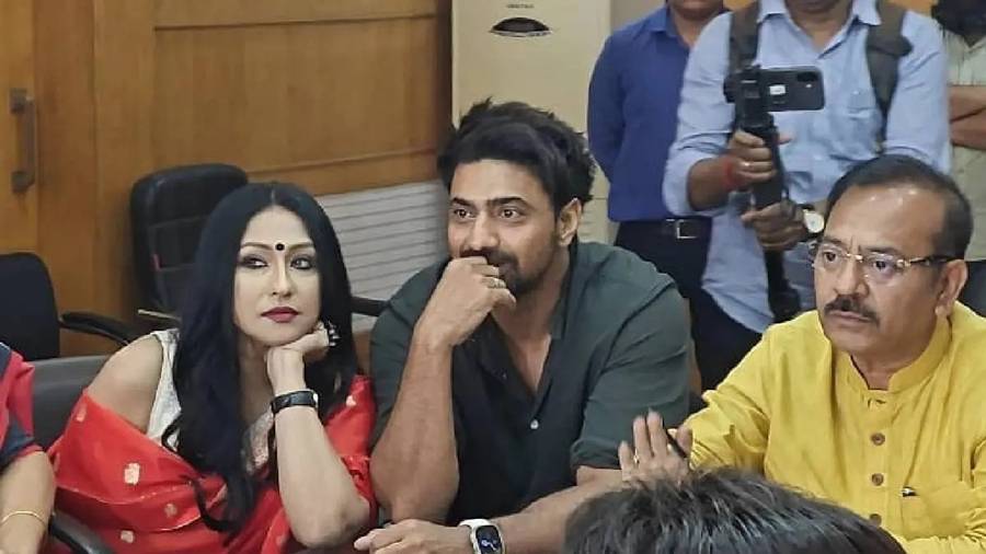 স্ক্রিনিং কমিটির বৈঠকে ঋতুপর্ণা সেনগুপ্ত, দেব, অরূপ বিশ্বাস।