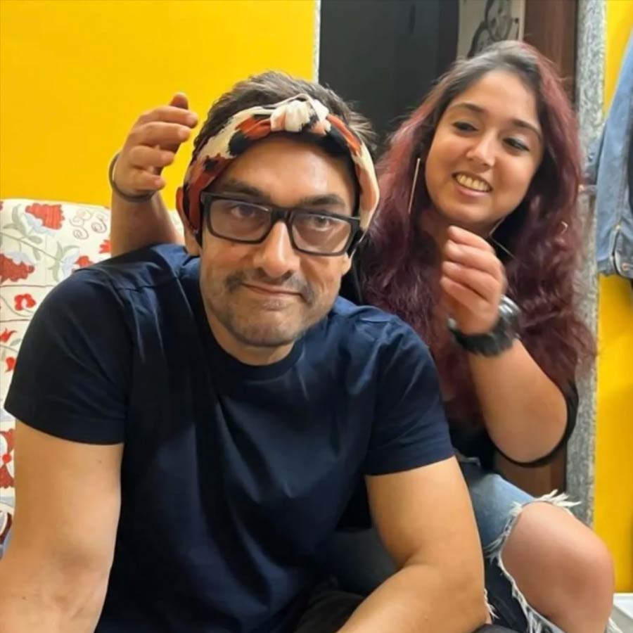 মানসিক স্বাস্থ্য সংক্রান্ত কাজে যুক্ত সংস্থার কয়েক জন কর্মীকে নিয়ে দিন তিনেকের কলকাতা সফরে এসেছেন আমির-কন্যা। 