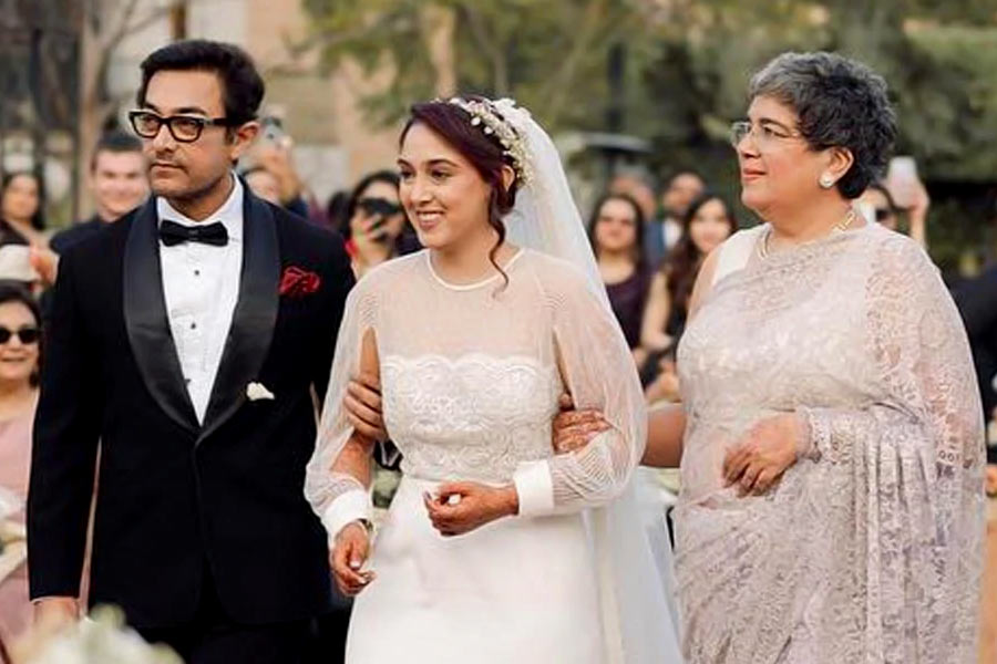 সংস্থার পুরো কাজই শুরু হয় বাবা আমিরের থেকে পাওয়া অর্থে। মা রিনা দত্ত আর বাবা, দু’জনেই তাঁর সংস্থার বোর্ডের সদস্য।