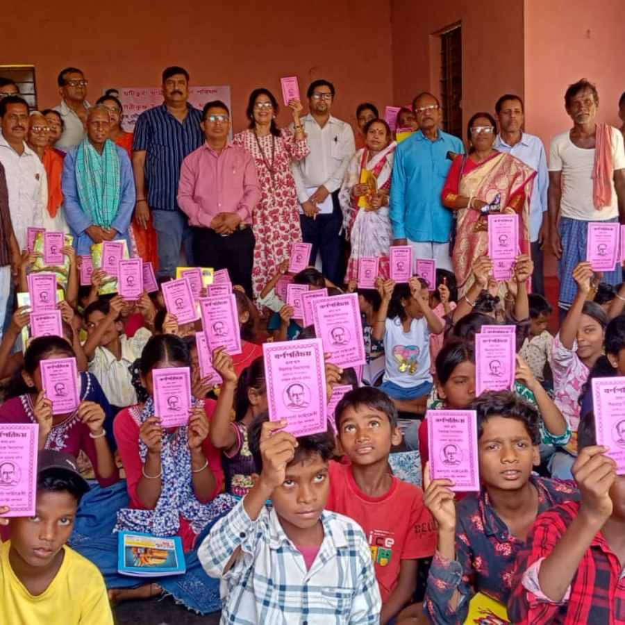 ঝাড়খণ্ডের ঘাটশিলাবাসী বাঙালিদের সংগঠন ‘গৌরীকুঞ্জ উন্নয়ন সমিতি’র সক্রিয়তা এখন ঝাড়খণ্ডের প্রত্যন্ত গ্রামগুলিতে বাংলা ভাষার প্রসারে।