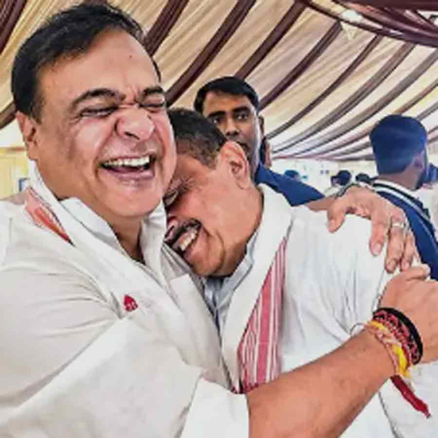 হিমন্তের আলিঙ্গনে শুভেন্দু।