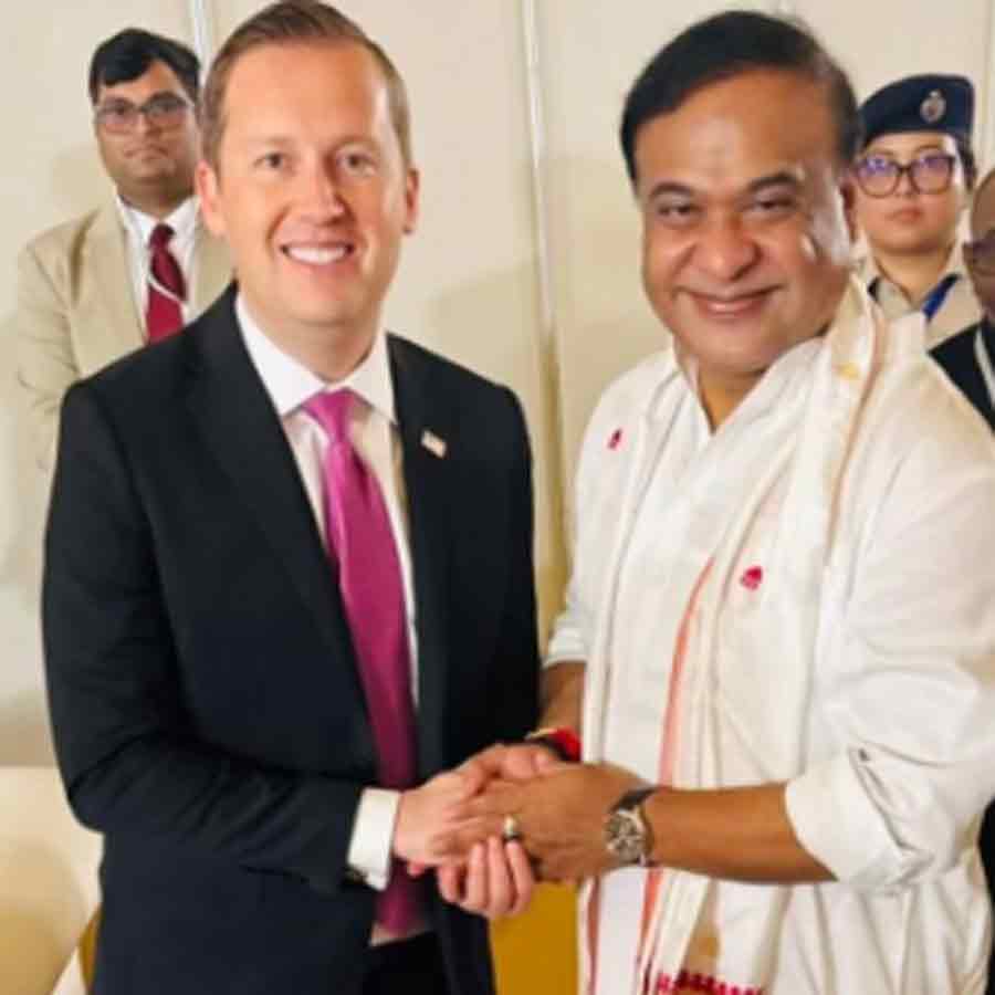 (বাঁ দিকে) সের্জিও গোরকে এবং হিমন্তবিশ্ব শর্মা (ডান দিকে)।