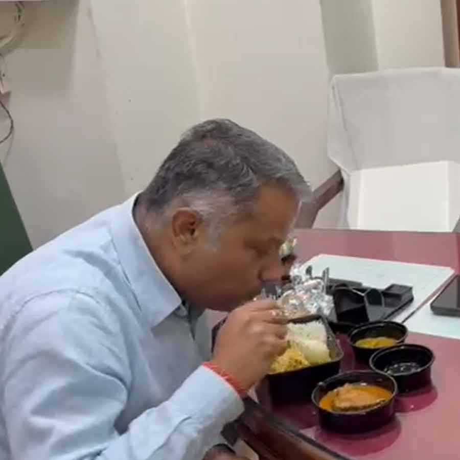 বুধবার বিধানসভায় মাছ-ভাত খাচ্ছেন বিজেপি বিধায়ক জগন্নাথ চট্টোপাধ্যায়। 