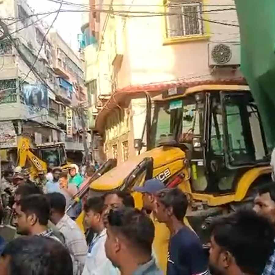 Administration takes initiative to dismantle illegal factory of Tiljala a day after fire incident dgtl