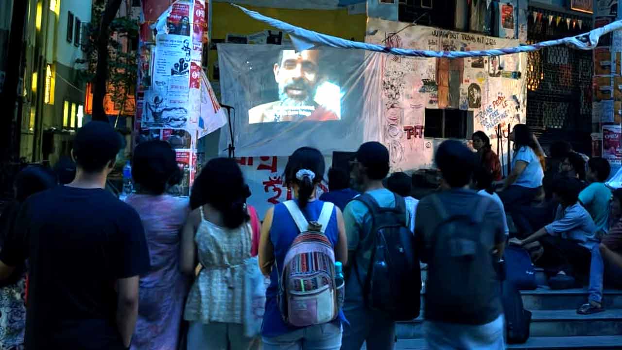 যাদবপুর বিশ্ববিদ্যালয়ের ক্যাম্পাসে প্রদর্শিত হচ্ছে তথ্যচিত্র ।